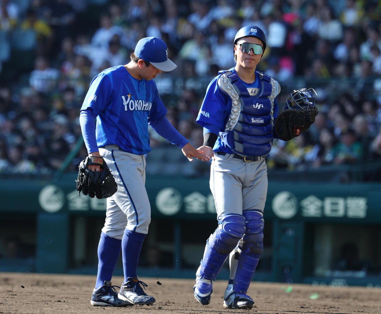 阪神対DeNA 3回裏を抑え古市尊（右）とタッチを交わす東克樹（撮影・増田悦実）