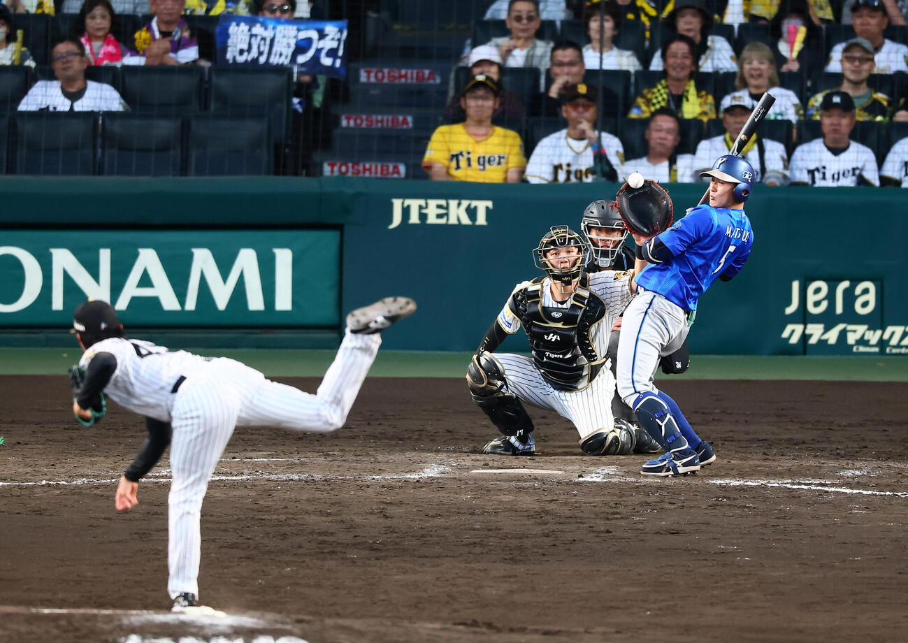 阪神対DeNA 9回表DeNA1死、四球を選ぶ松尾汐恩。投手工藤泰成（撮影・加藤哉）