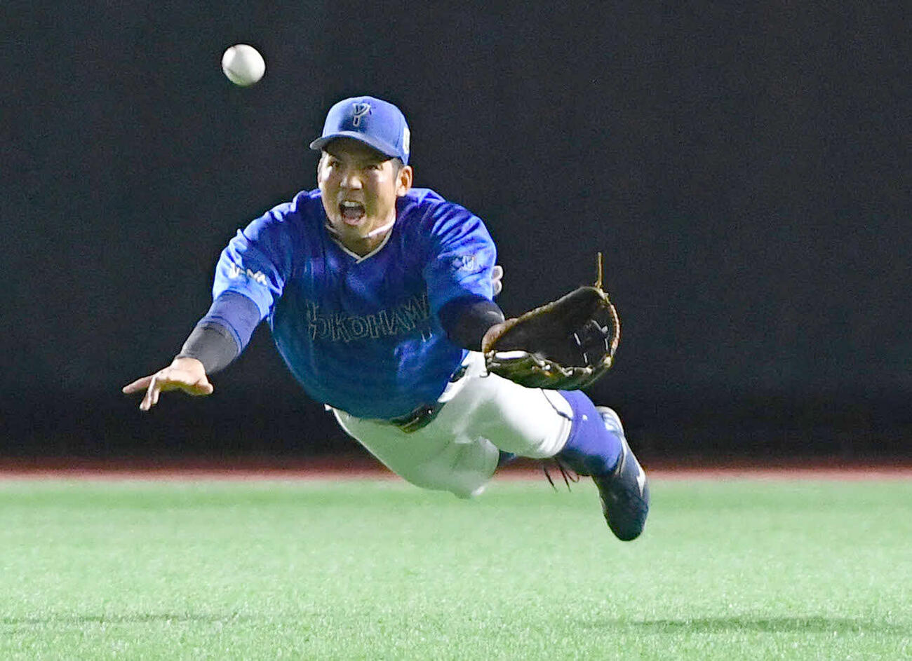 日本シリーズ第3戦　ソフトバンク対DeNA 2回裏ソフトバンク無死、正木の中飛を好捕する桑原（2024年10月撮影）