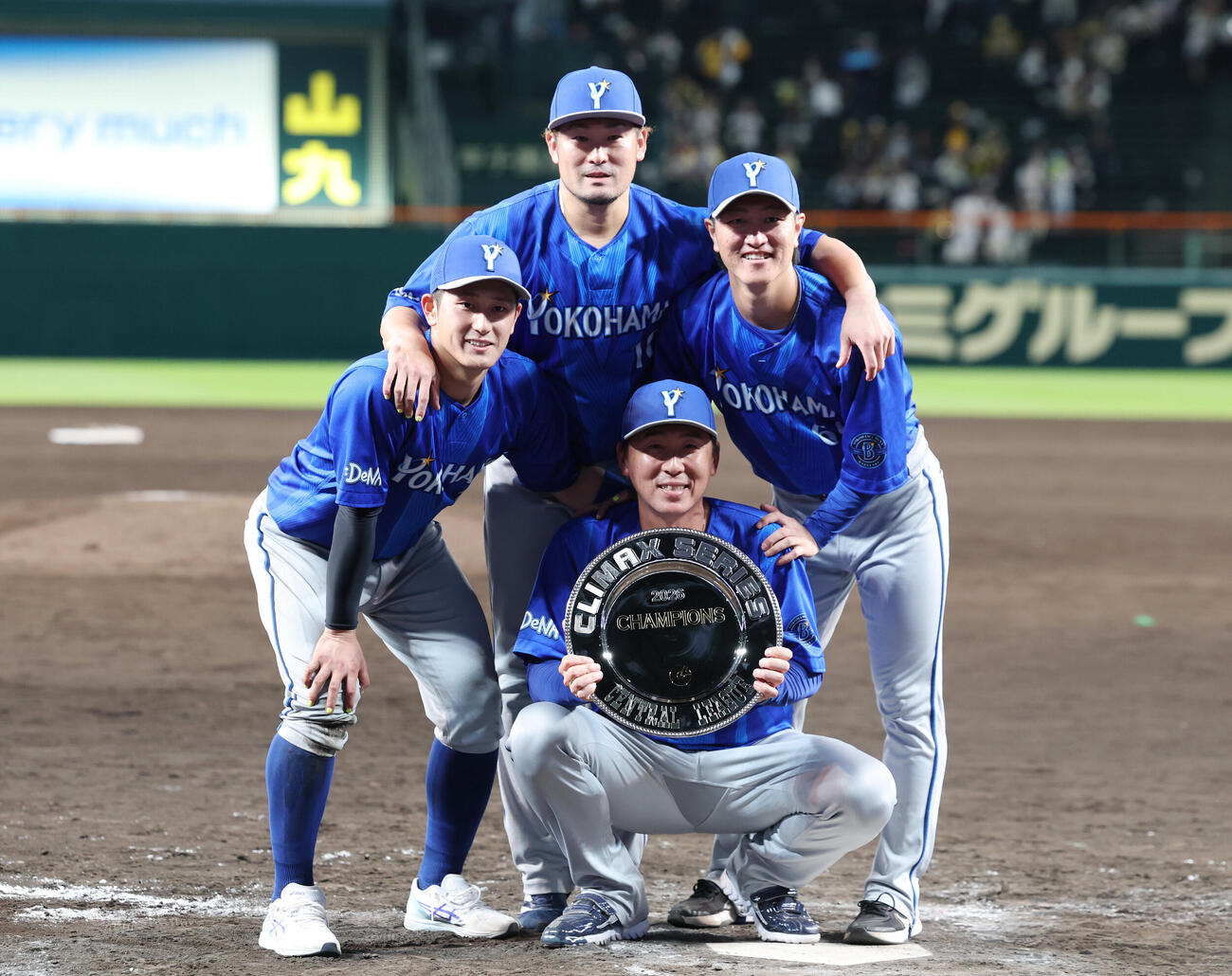 阪神対DeNA　日本シリーズ進出を決め笑顔で記念撮影をするDeNAナイン（撮影・増田悦実）