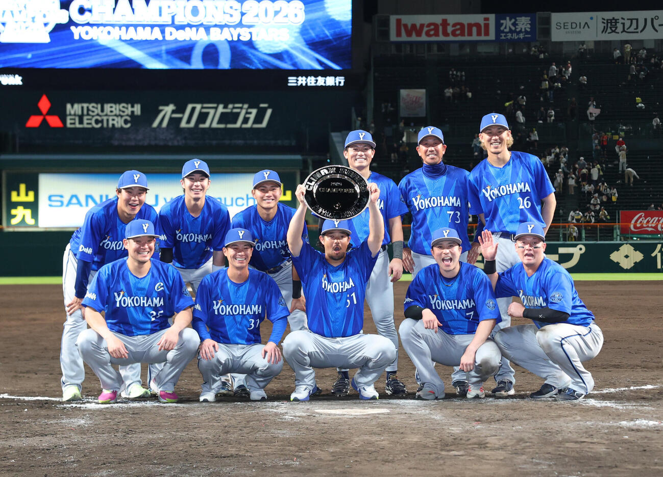 阪神対DeNA　日本シリーズ進出を決め笑顔で記念撮影をするDeNAナイン（撮影・増田悦実）