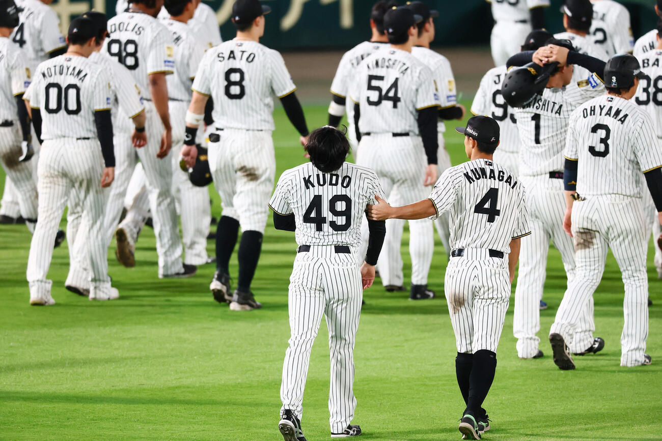 阪神対DeNA　スタンドへあいさつした阪神工藤泰成は熊谷敬宥（右）に腕を支えられベンチへ引き揚げる（撮影・加藤哉）