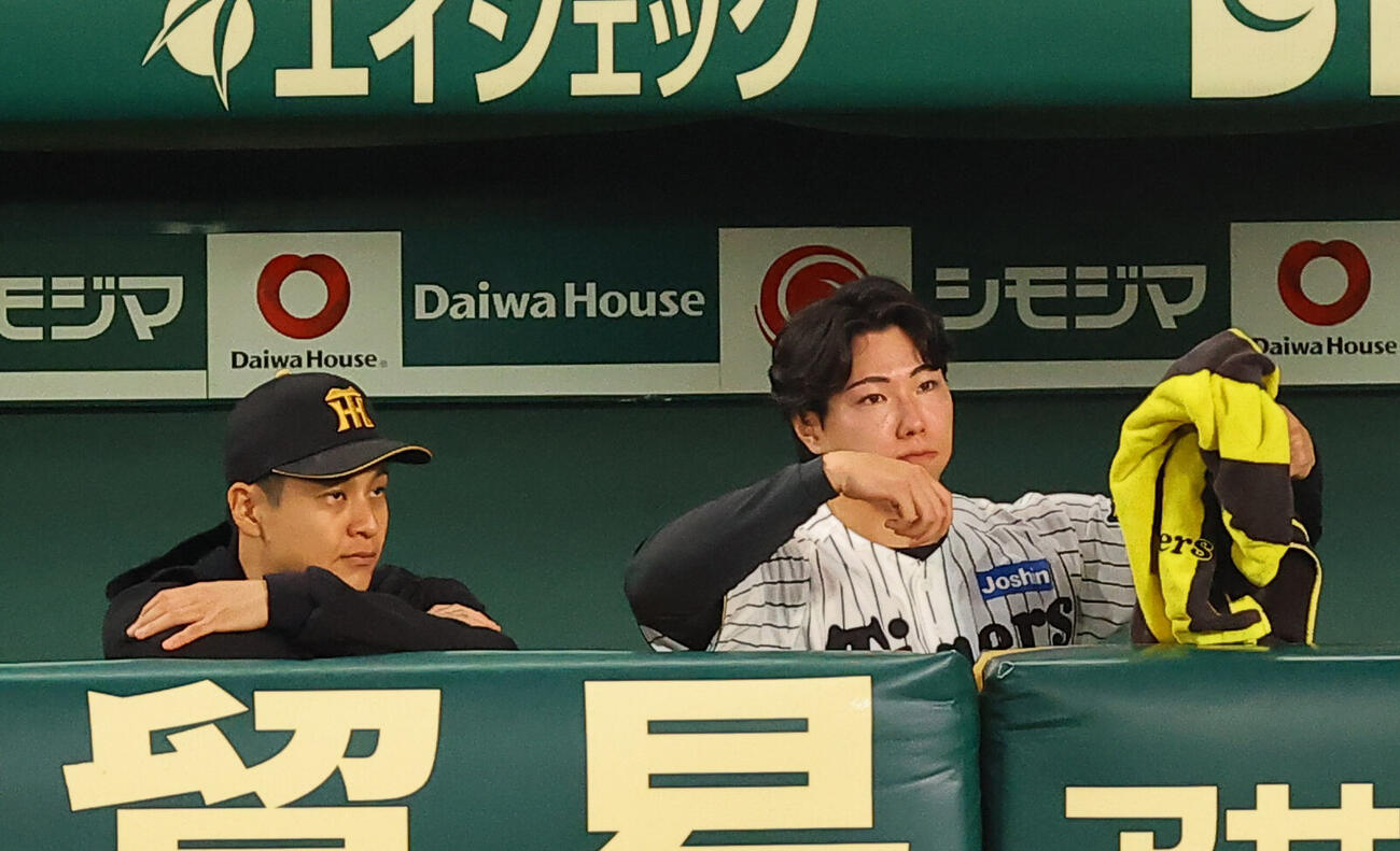阪神対DeNA　逆転を許した工藤泰成（右）はベンチで悔しそうな表情を見せる。左は先発の大竹耕太郎（撮影・上田博志）