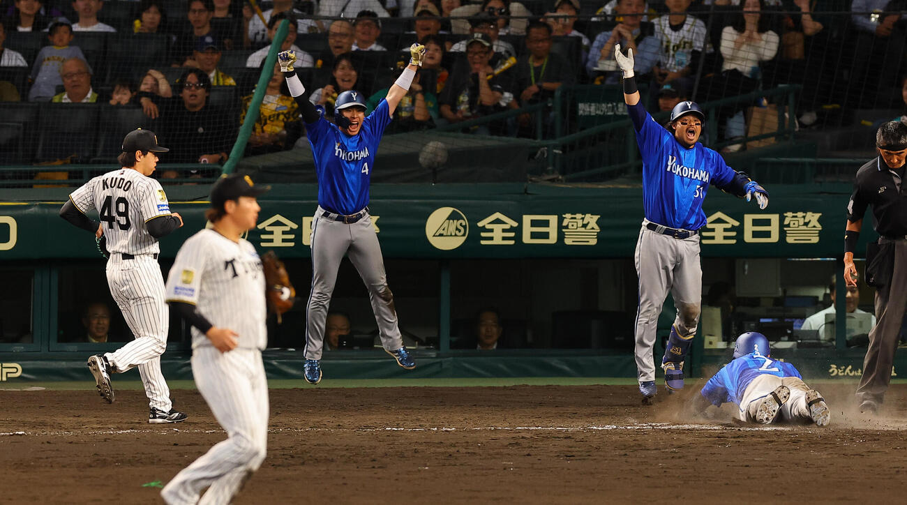 阪神対DeNA 9回表DeNA2死二、三塁、工藤泰成（左）は三森大貴の逆転2点適時打で牧秀悟（右）の生還を許す（撮影・上田博志）