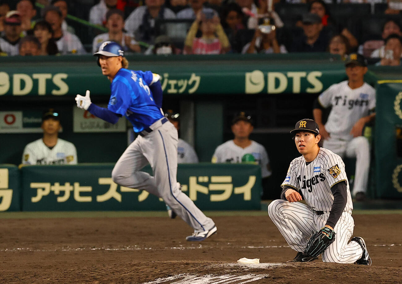 阪神対DeNA 9回表DeNA2死二、三塁、工藤泰成（右）は三森大貴に逆転2点適時打を浴びる。ベンチ左は藤川球児監督（撮影・上田博志）