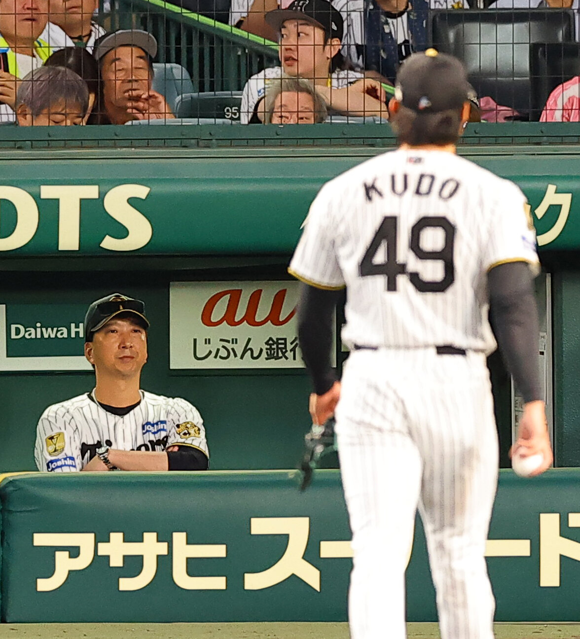 阪神対DeNA 9回、逆転を許した工藤泰成（右）に交代をさせる藤川球児監督（撮影・上田博志）