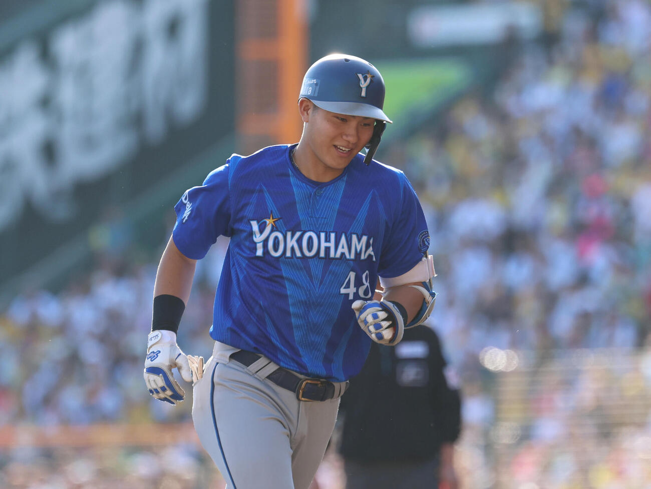 阪神対DeNA 4回表DeNA2死一塁、2点本塁打を放つ成瀬脩人（撮影・増田悦実）