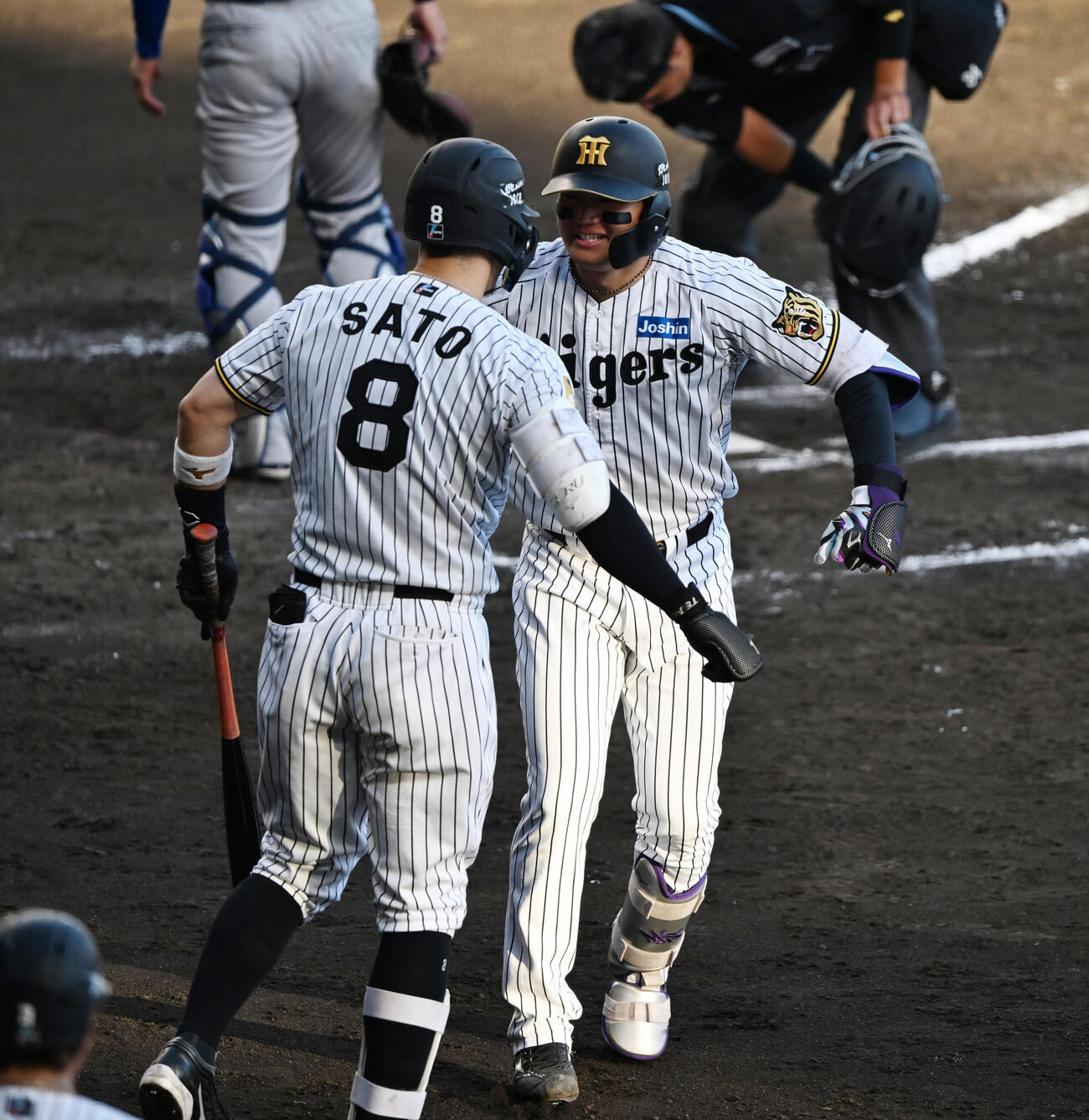 阪神対DeNA 7回裏阪神無死、左越えに勝ち越し本塁打を放った森下翔太（右）は佐藤輝明とタッチ（撮影・和賀正仁）