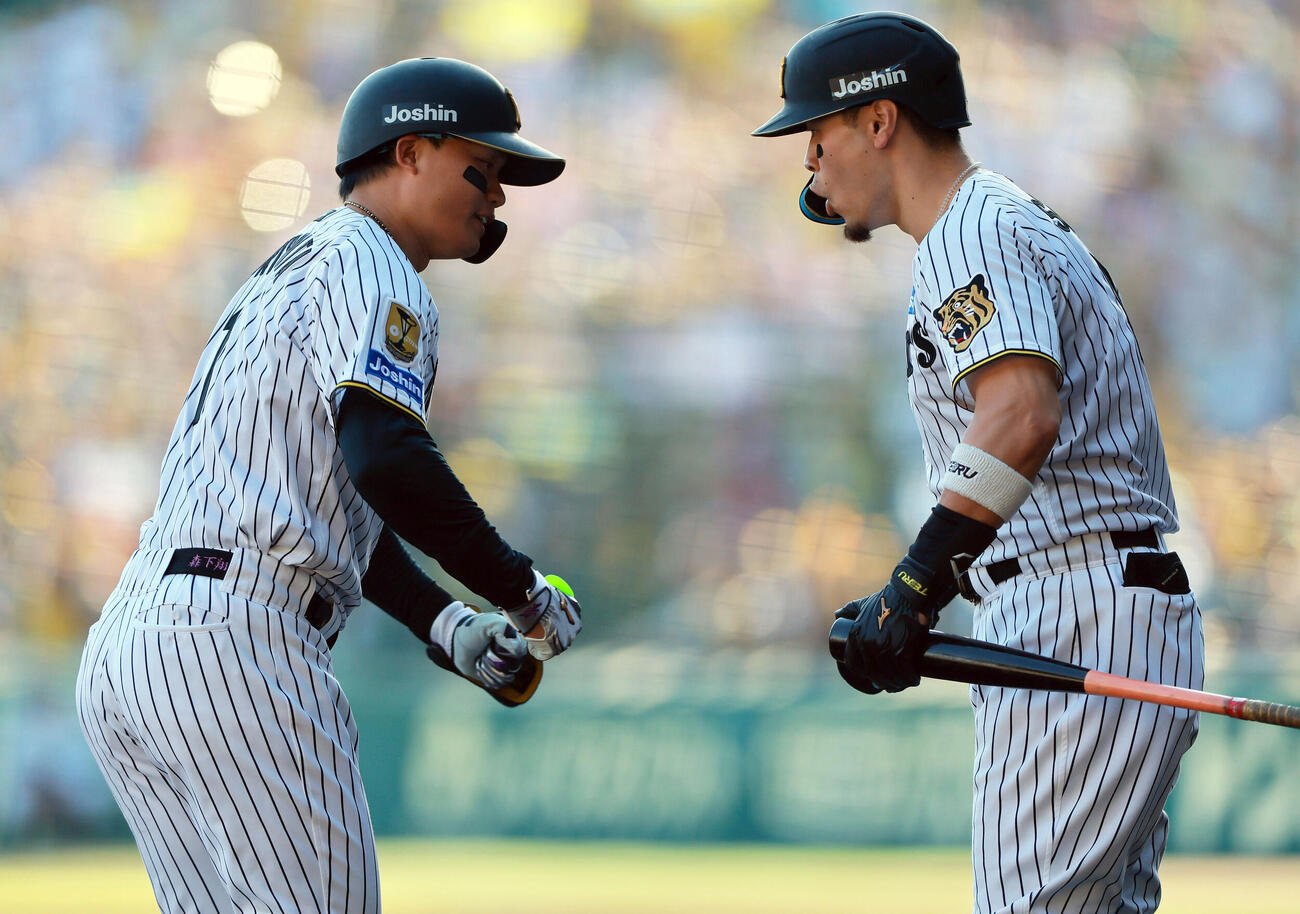 阪神対DeNA 5回裏阪神1死、森下翔太（左）はソロ本塁打を放ち佐藤輝明とポーズを決める（撮影・上山淳一）