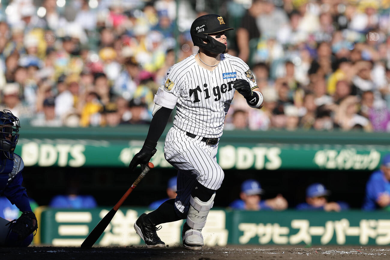 阪神対DeNA 5回裏阪神1死、右前打を放つ佐藤輝明（撮影・前田充）