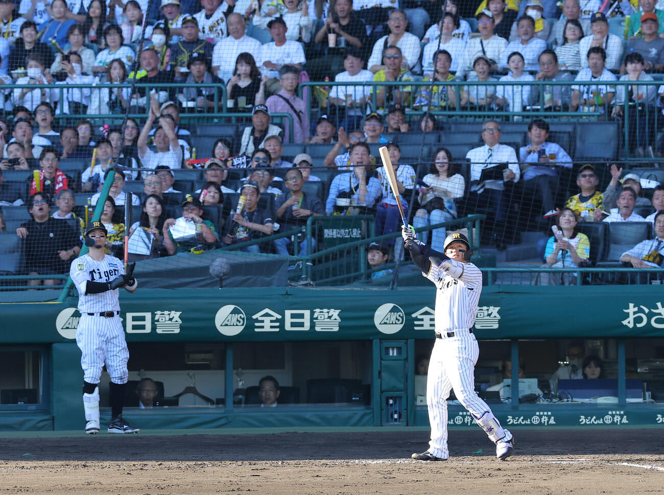 阪神対DeNA 5回裏阪神1死、森下翔太は本塁打を放つ。左は佐藤輝明（撮影・上田博志）
