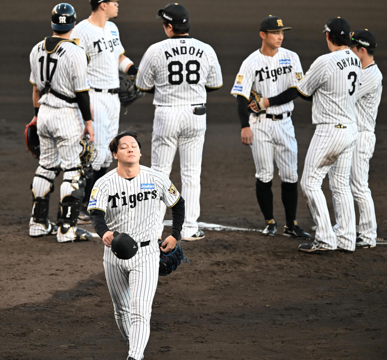 阪神対DeNA 8回、ピンチを招き降板する阪神木下里都（撮影・和賀正仁）