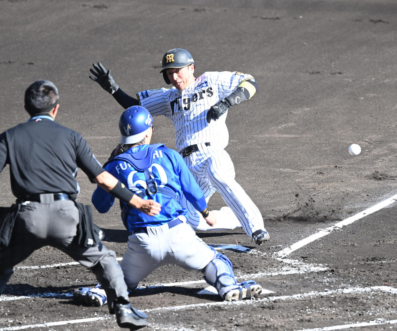 阪神対DeNA 1回裏阪神2死一、二塁、大山の左前適時打で生還する近本光司、捕手古市尊（撮影・和賀正仁）