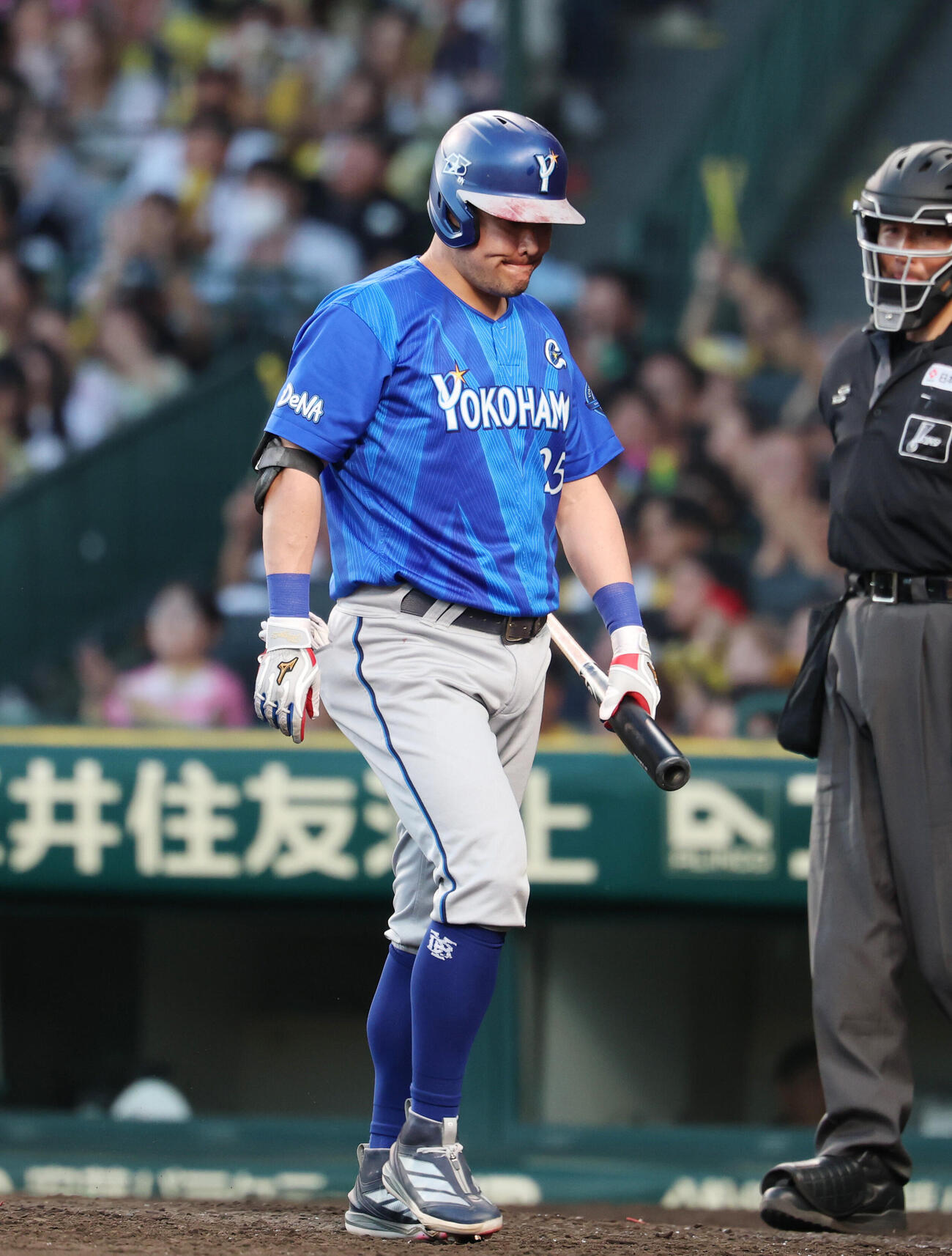 阪神対DeNA 8回DeNA1死一、二塁、空振り三振に倒れがっくりとベンチに戻る筒香嘉智（撮影・増田悦実）