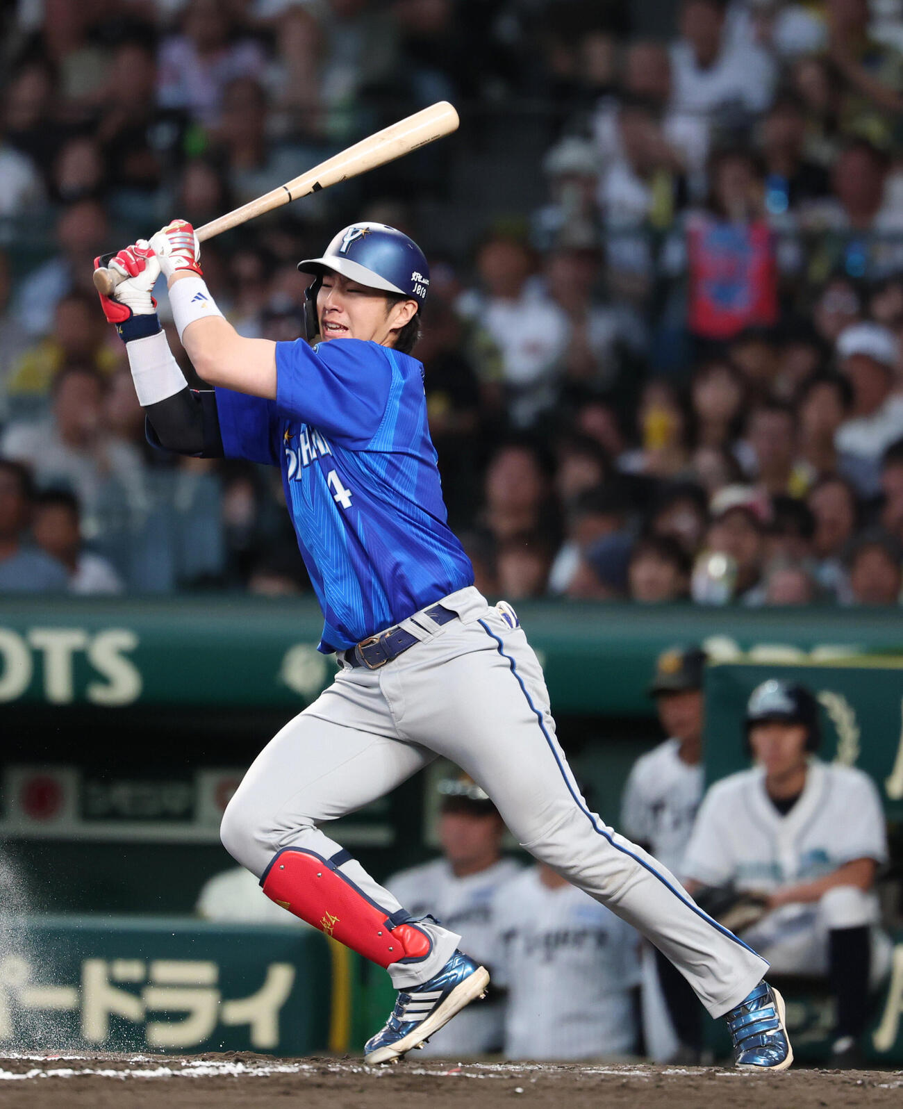 阪神対DeNA 9回表DeNA1死一塁、内野安打を放つ度会隆輝（撮影・増田悦実）