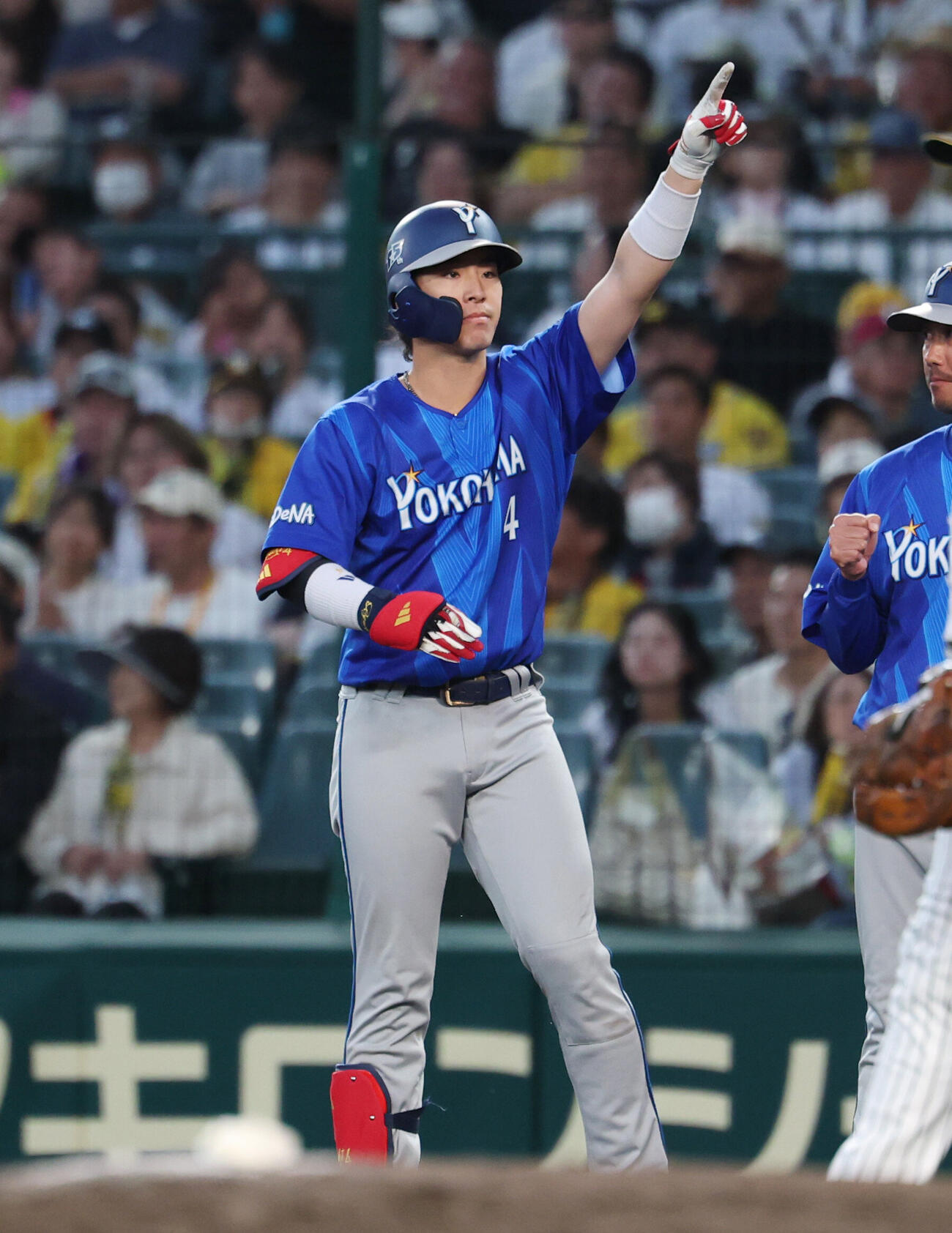 阪神対DeNA 9回表DeNA1死一塁、内野安打を放つ度会隆輝（撮影・増田悦実）