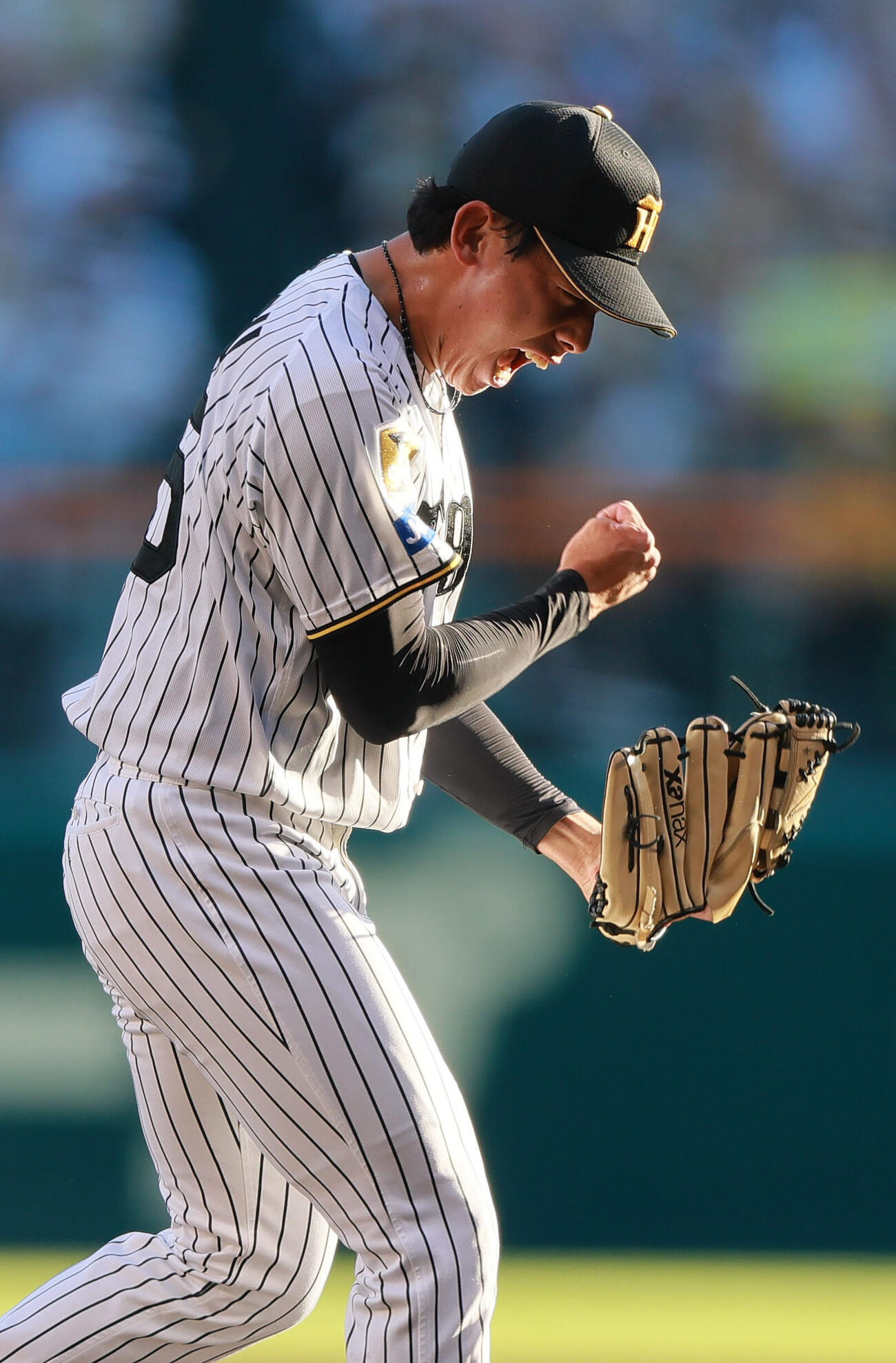 阪神対DeNA 6回表DeNA2死一、三塁、神宮僚介は成瀬脩人を空振り三振に仕留め雄たけびを上げる（撮影・上山淳一）