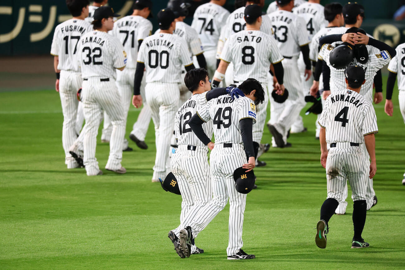 阪神対DeNA　スタンドへあいさつした阪神工藤泰成は坂本誠志郎（左）から声をかけられベンチへ引き揚げる（撮影・加藤哉）