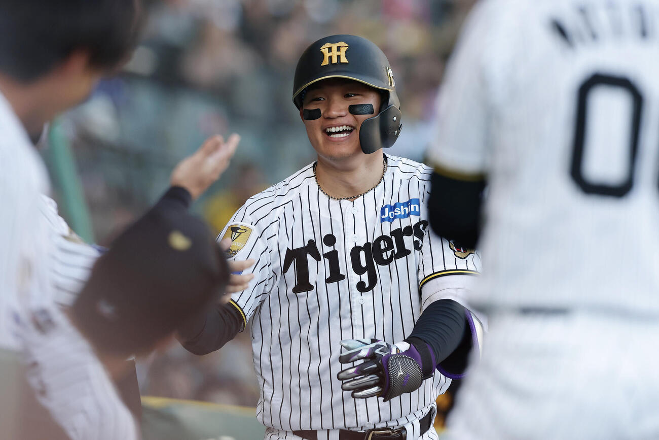 阪神対DeNA 7回裏阪神無死、2打席連続となる勝ち越し本塁打を放ち、ナインに迎えられる森下翔太（撮影・前田充）