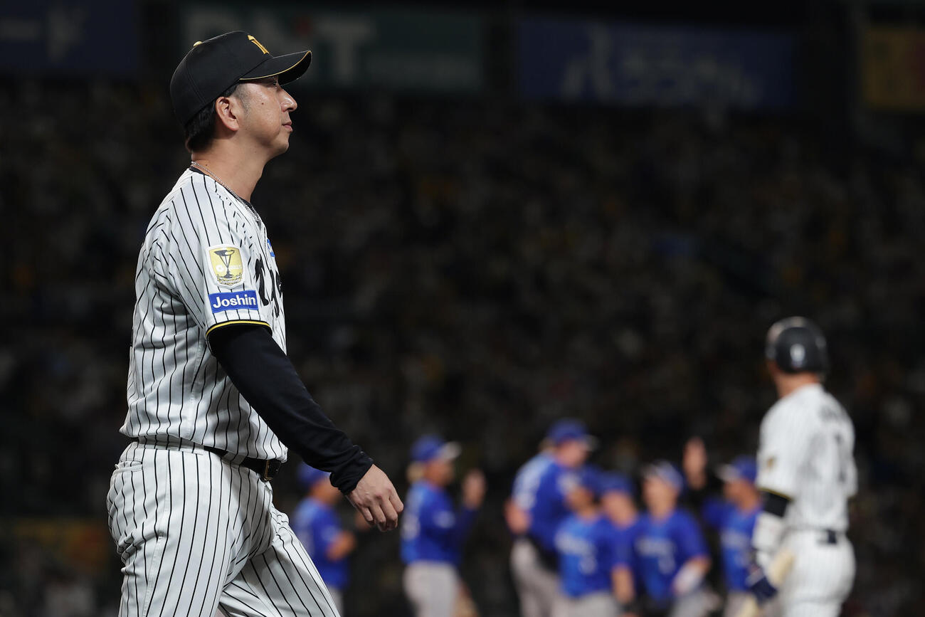 阪神対DeNA DeNAに敗れCSファイナルで敗退となり、ファンへのあいさつに向かう阪神藤川球児監督（撮影・前田充）