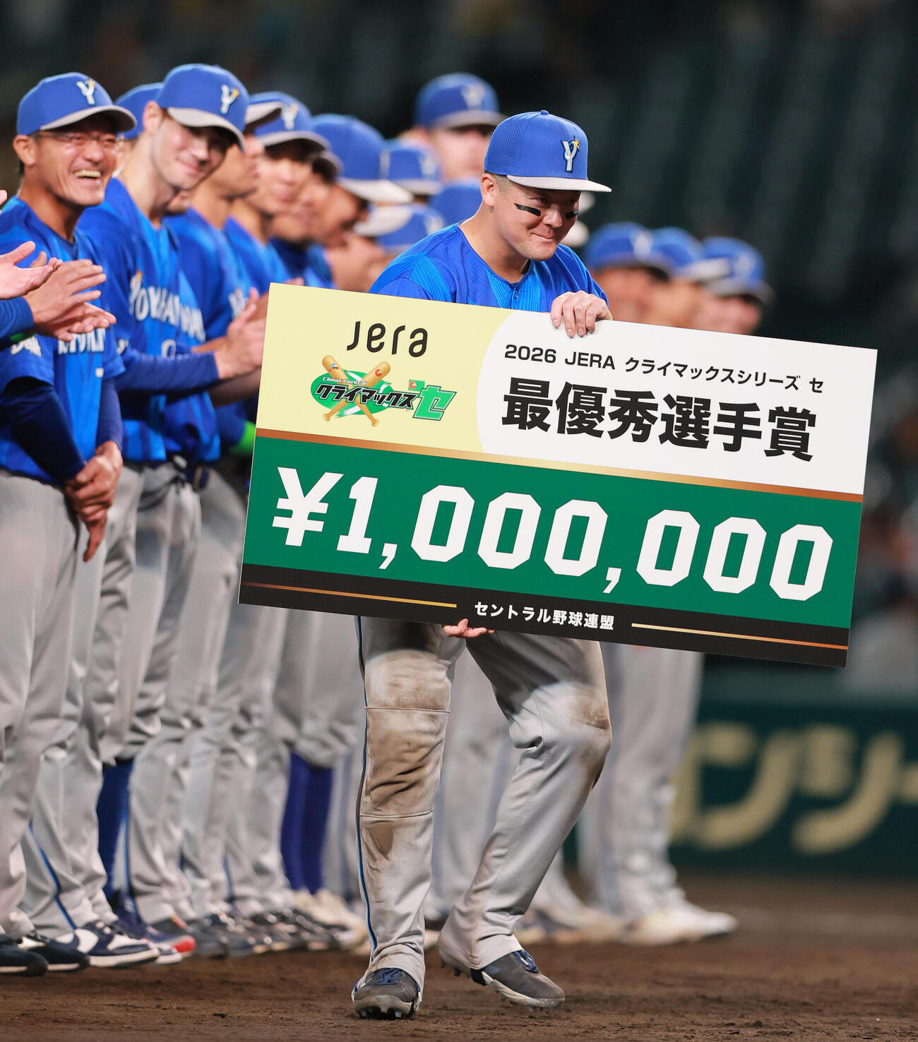 阪神対DeNA　最優秀選手賞のDeNA牧秀悟（撮影・上山淳一）