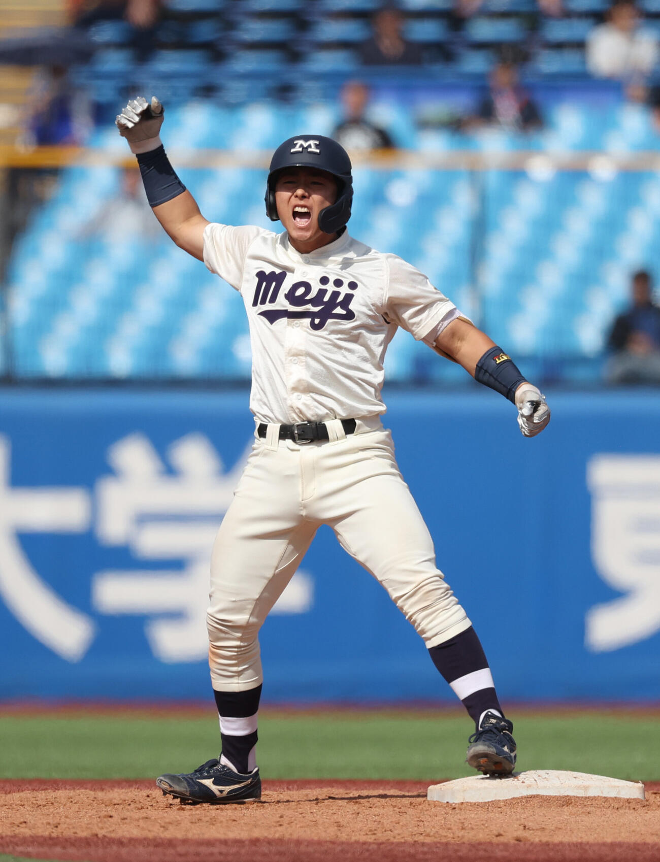 慶大対明大　3回裏明大2死満塁、福原聖矢は適時二塁打を放ちガッツポーズする（撮影・柴田隆二）
