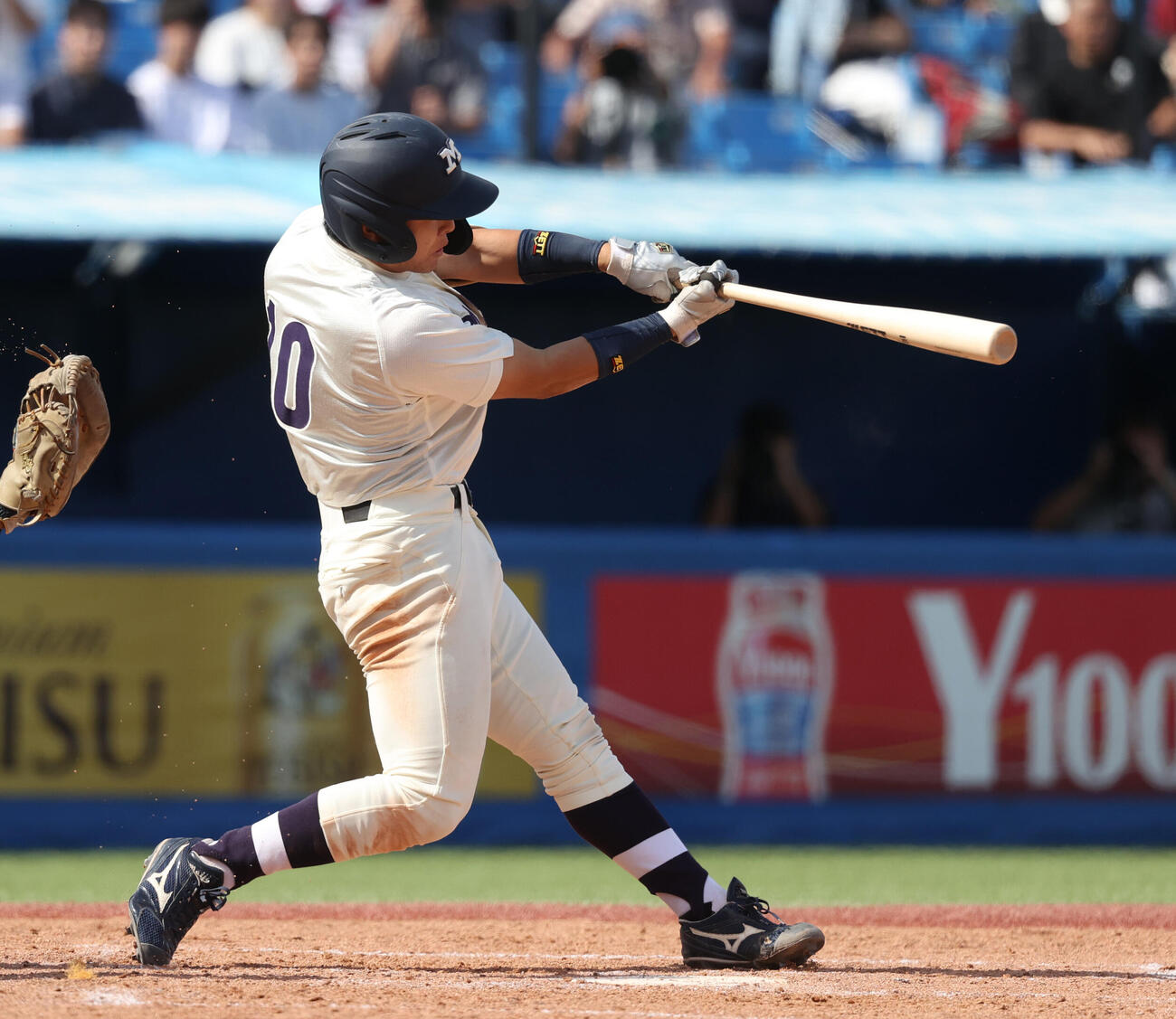 慶大対明大　3回裏明大2死満塁、福原聖矢は適時二塁打を放つ（撮影・柴田隆二）