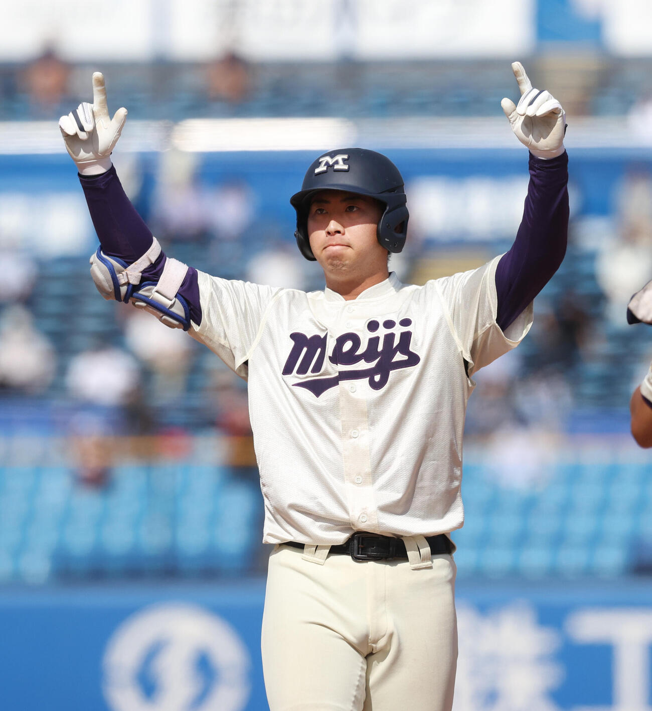 慶大対明大　3回裏明大2死二、三塁、光弘帆高は適時打を放ちポーズを決める（撮影・柴田隆二）