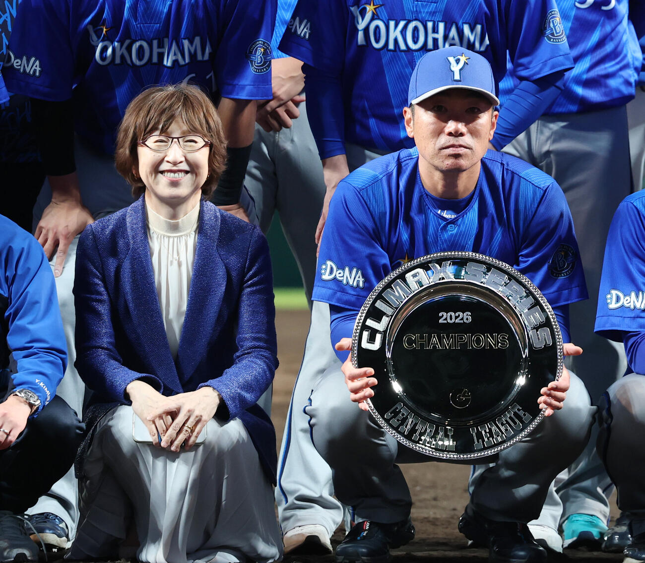 阪神対DeNA　日本シリーズ進出を決め笑顔で記念撮影をする南場智子オーナー（左）とDeNA相川亮二監督（撮影・増田悦実）