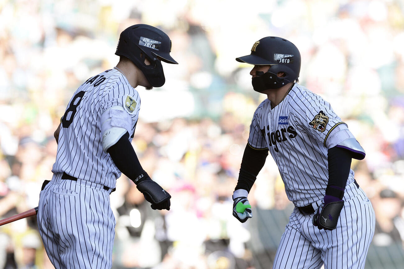 阪神対DeNA 5回裏阪神1死、左越え本塁打を放ち、佐藤輝明（左）に迎えられる森下翔太（撮影・前田充）