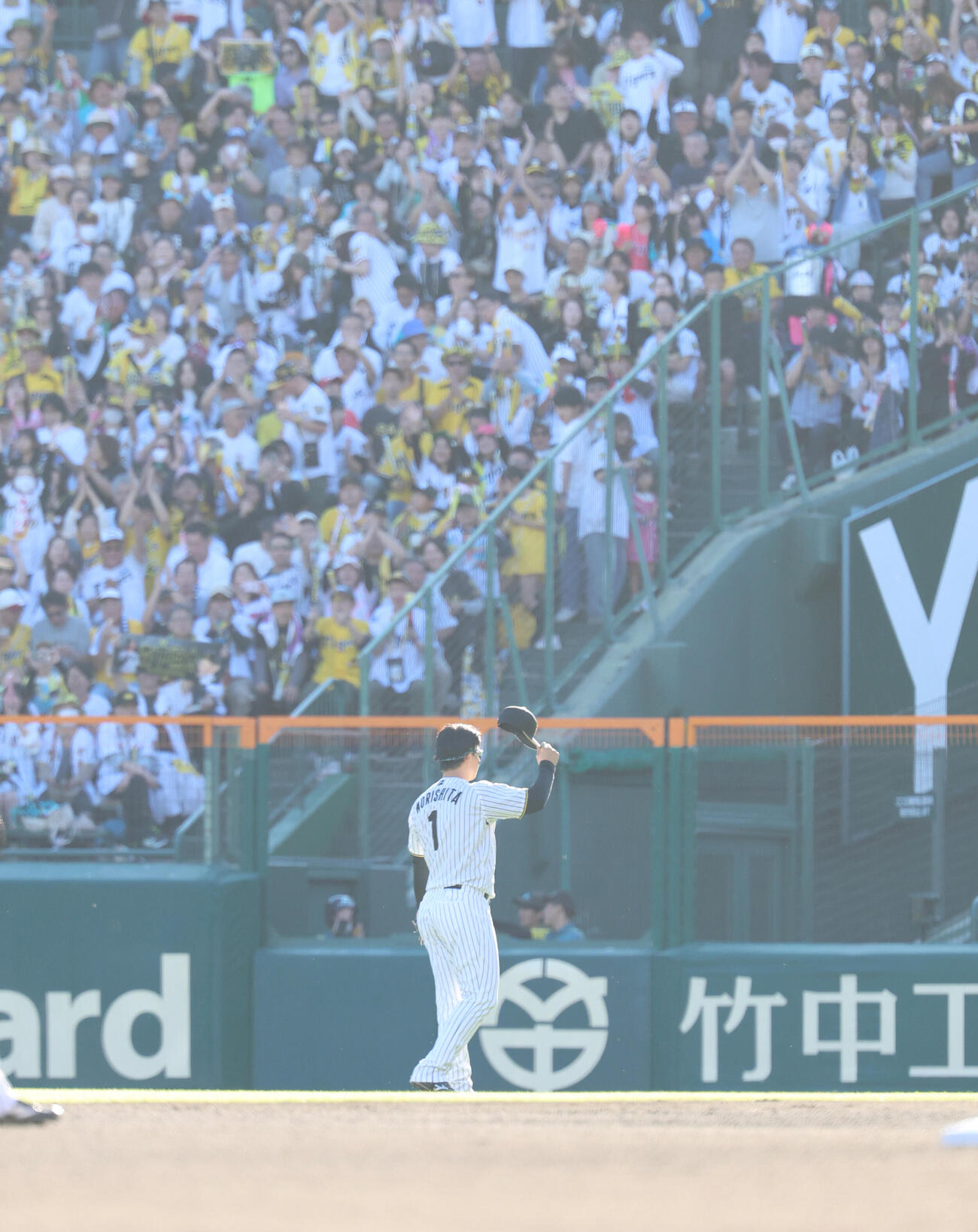 阪神対DeNA 5回に本塁打を放った森下翔太は歓声に応える（撮影・増田悦実）