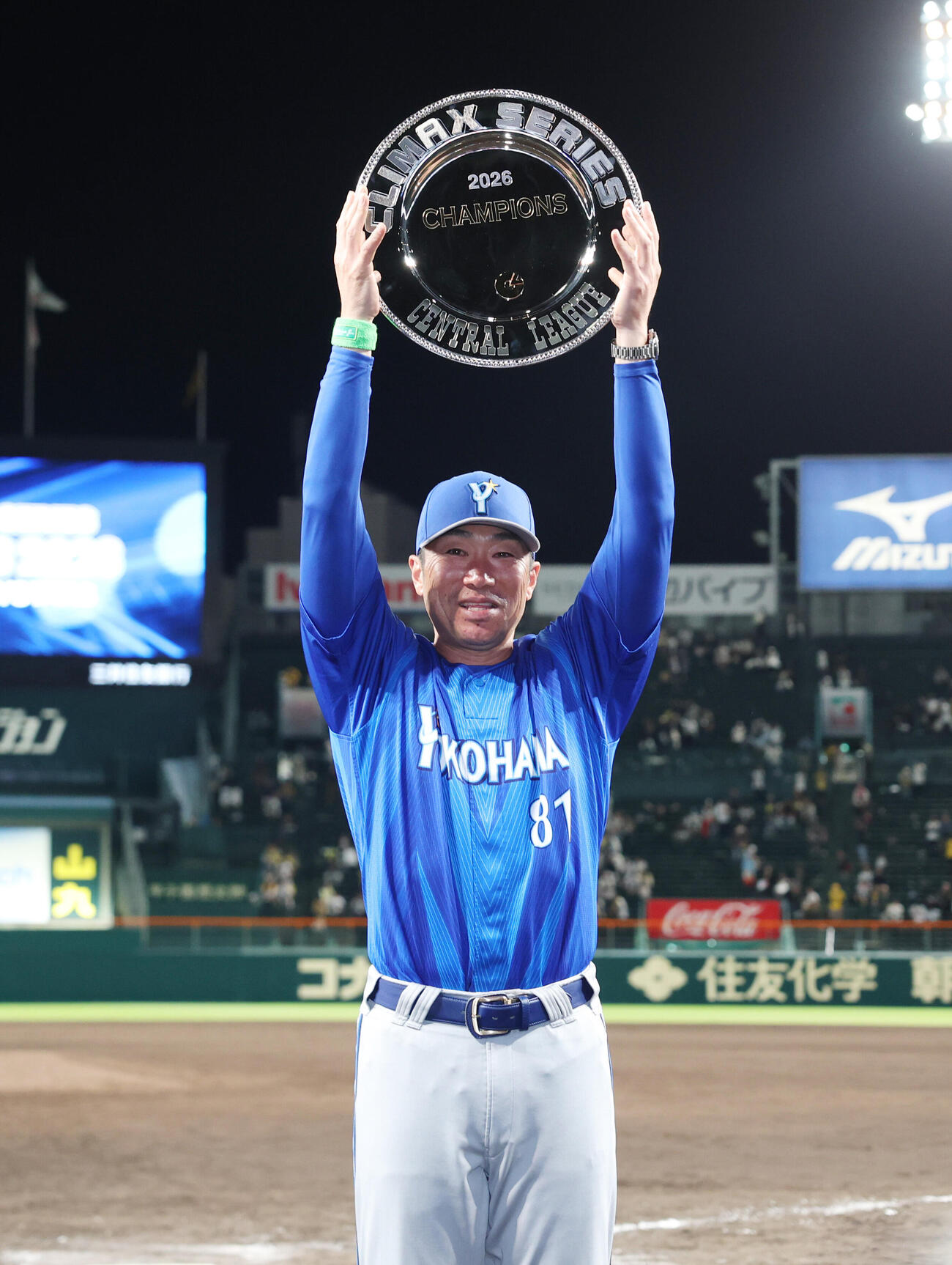 阪神対DeNA　優勝し笑顔で盾を持つDeNA相川亮二監督（撮影・増田悦実）