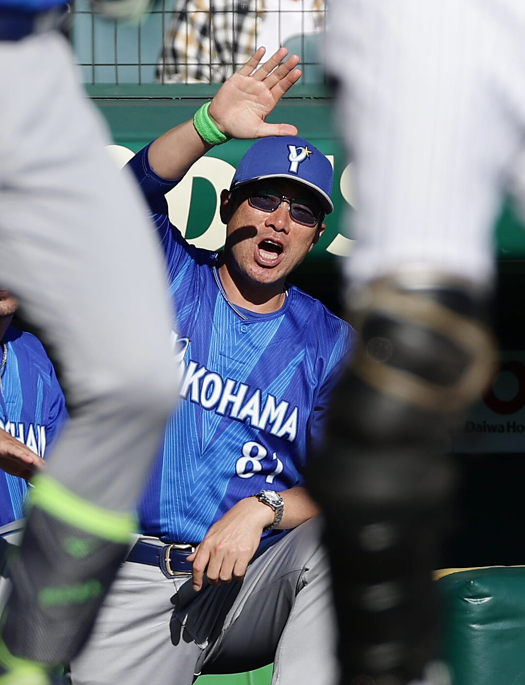 阪神対DeNA 4回表DeNA2死一塁、勝ち越し2点本塁打を放った成瀬脩人を迎える相川亮二監督（撮影・前田充）