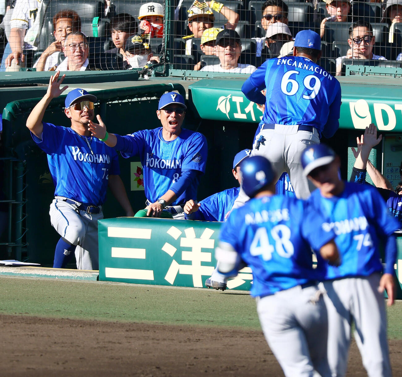 阪神対DeNA 4回表DeNA2死一塁、相川亮二監督は成瀬脩人の左中間越え2点本塁打に手を挙げて喜ぶ（撮影・加藤哉）