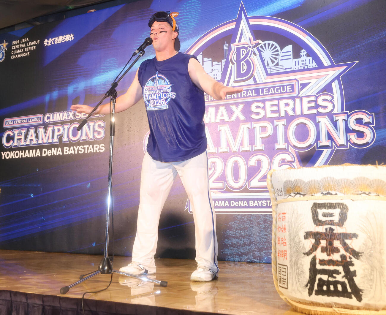 祝勝会の中締めのあいさつをする牧秀悟（撮影・増田悦実）