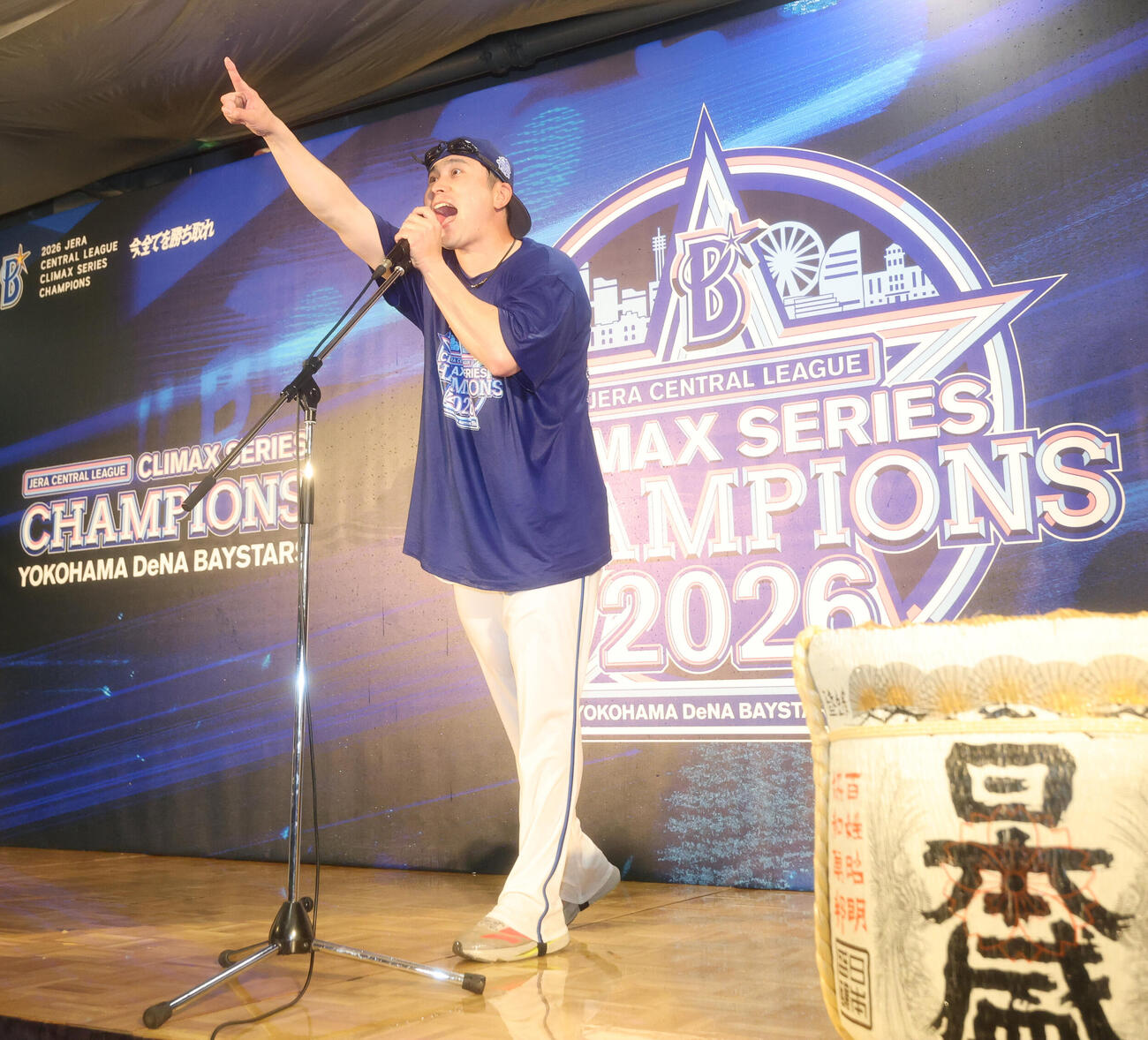 祝勝会で盛り上がる佐野恵太（撮影・増田悦実）