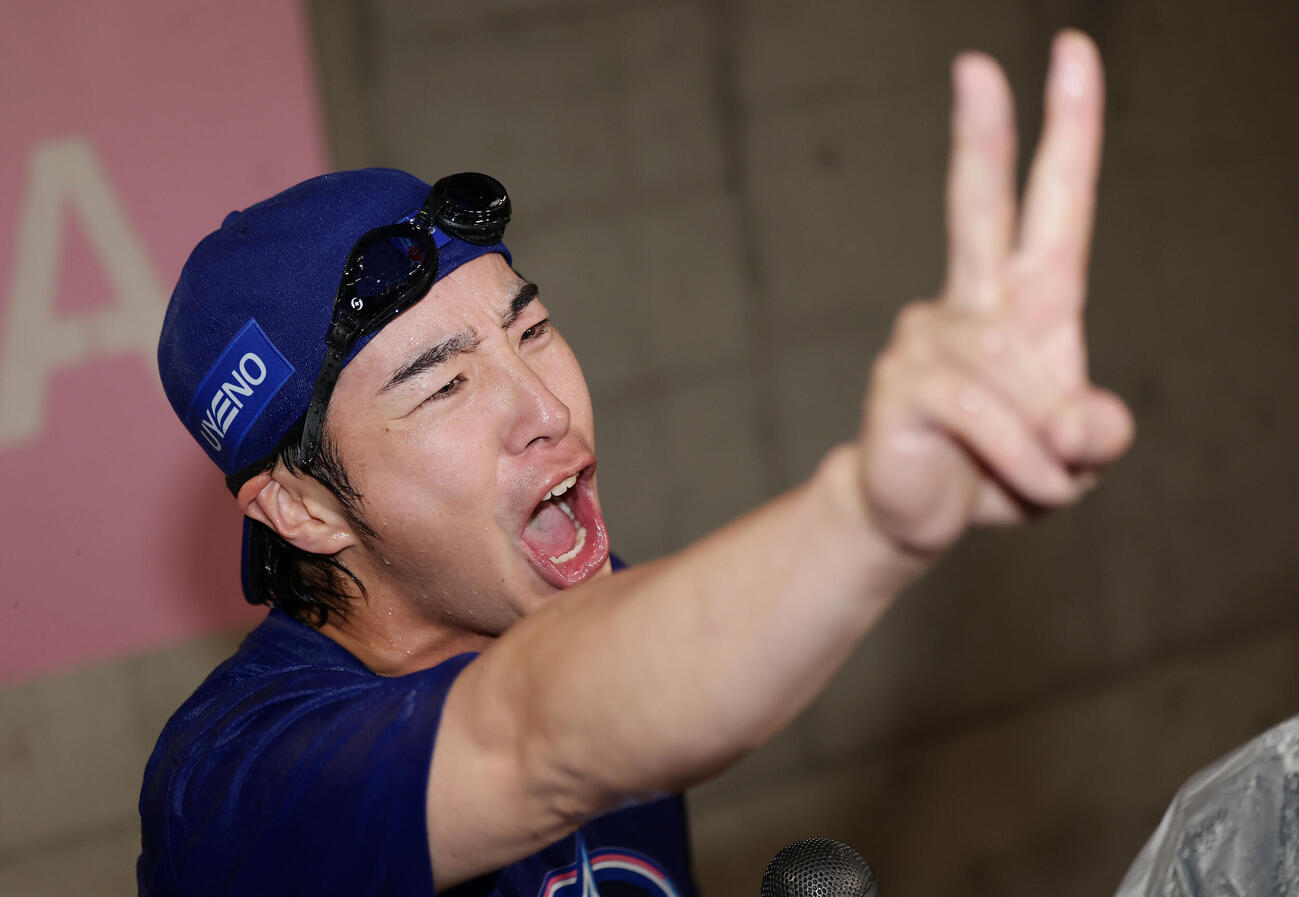 CS祝勝会で笑顔でVサインするDeNA度会隆輝（撮影・前田充）