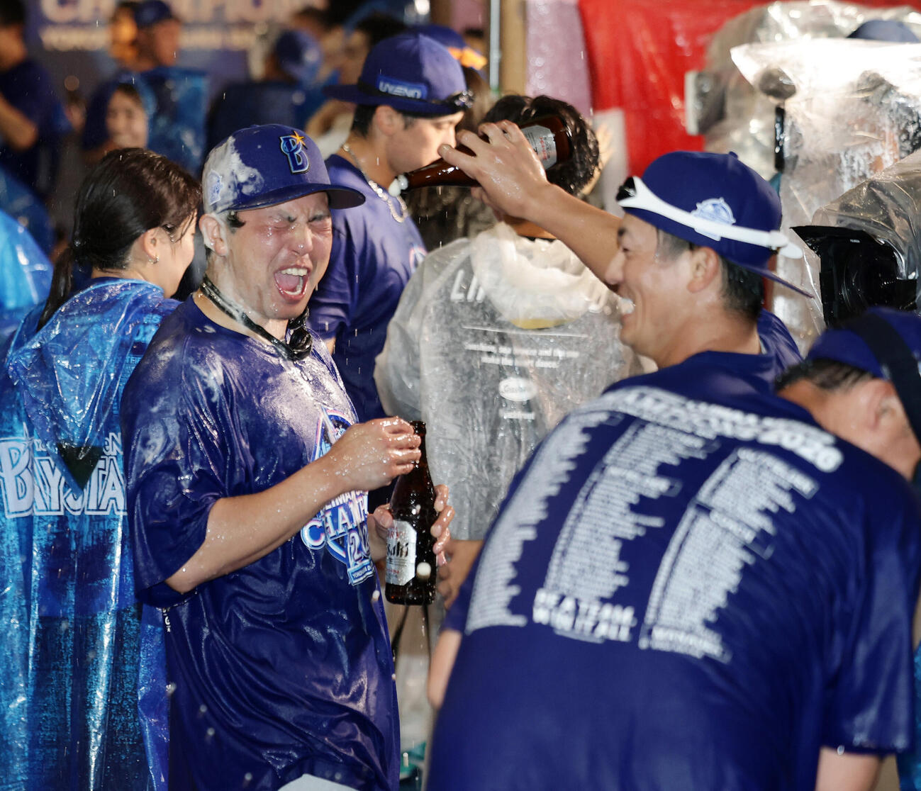 CS祝勝会でナインからビールをかけられるDeNA東克樹（撮影・前田充）