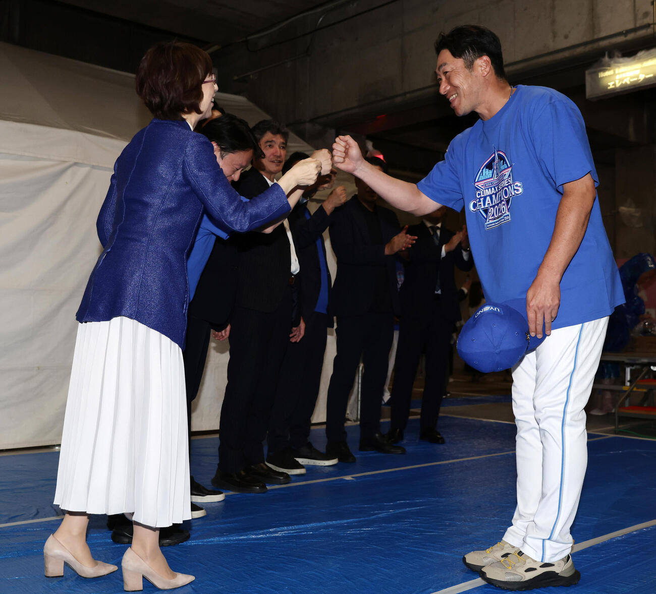CS祝勝会を前に南場智子オーナー（左）の出迎えを受けるDeNA相川亮二監督（撮影・前田充）