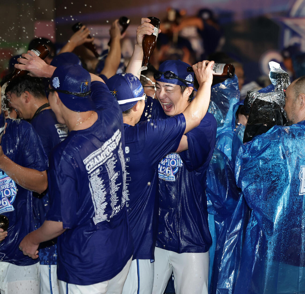 CS祝勝会でナインとビールをかけあうDeNA度会隆輝（撮影・前田充）