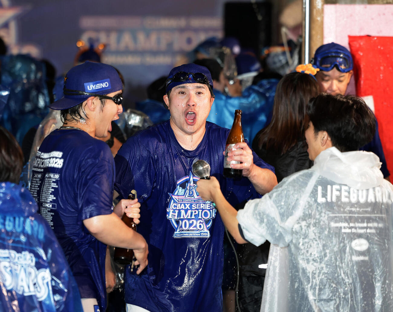 CS祝勝会でナインからビールをかけられるDeNA佐野恵太（撮影・前田充）