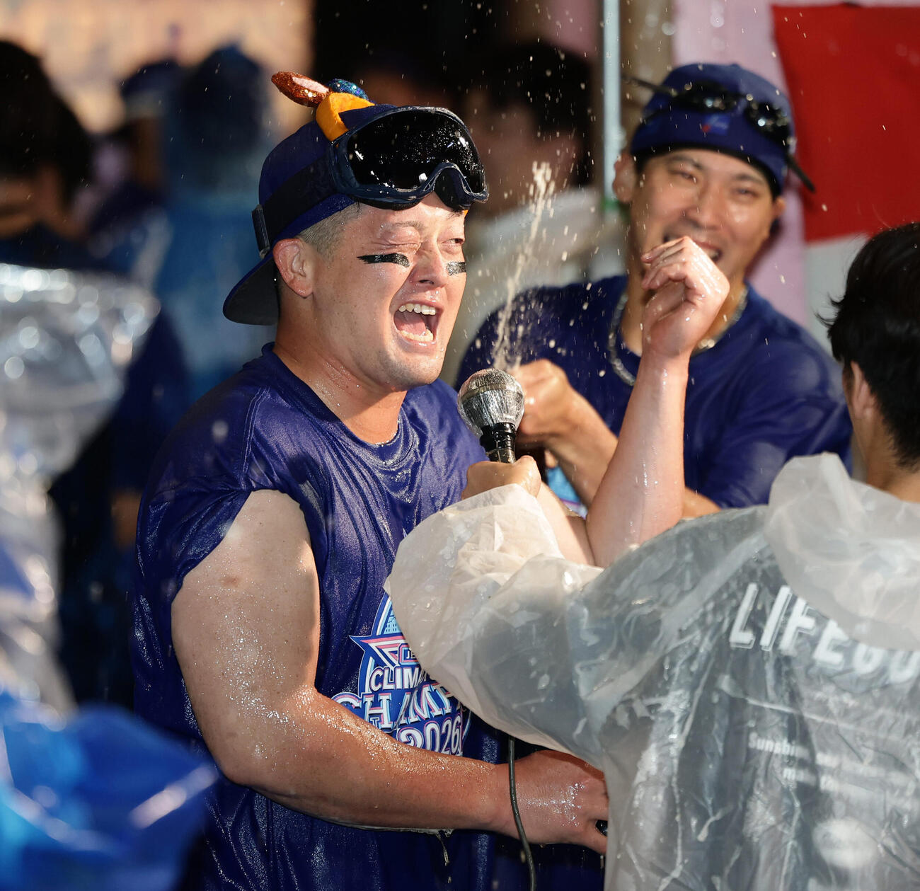 CS祝勝会でビールをかけられるDeNA牧秀悟（撮影・前田充）