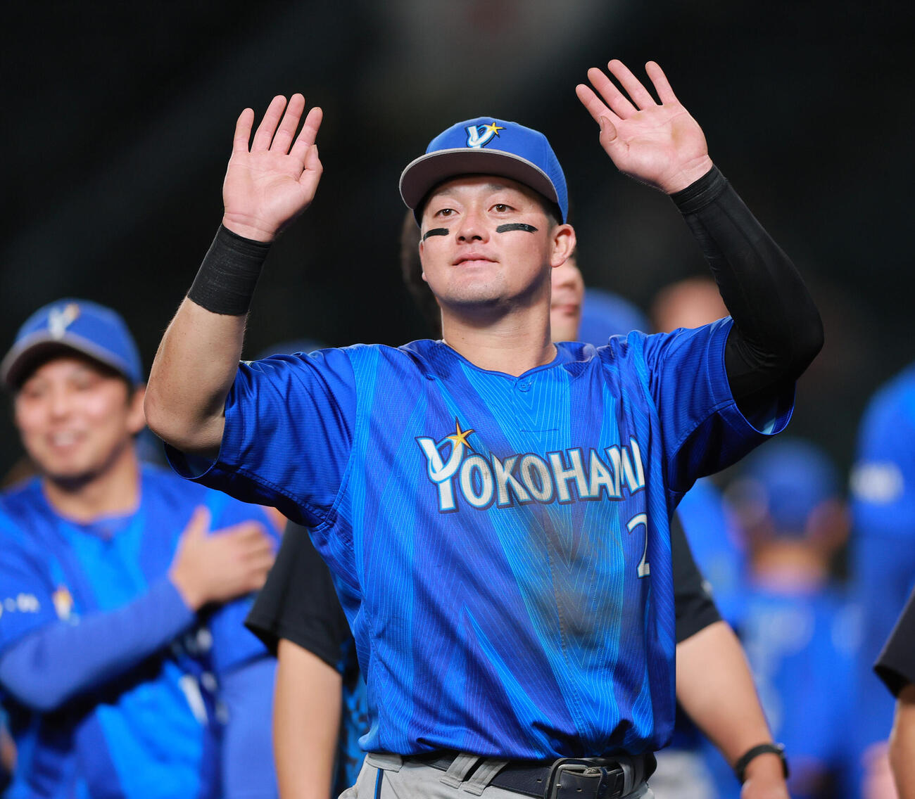 阪神対DeNA　セ・CSファイナルを制しファンに手を振るDeNA牧秀悟（撮影・上山淳一）