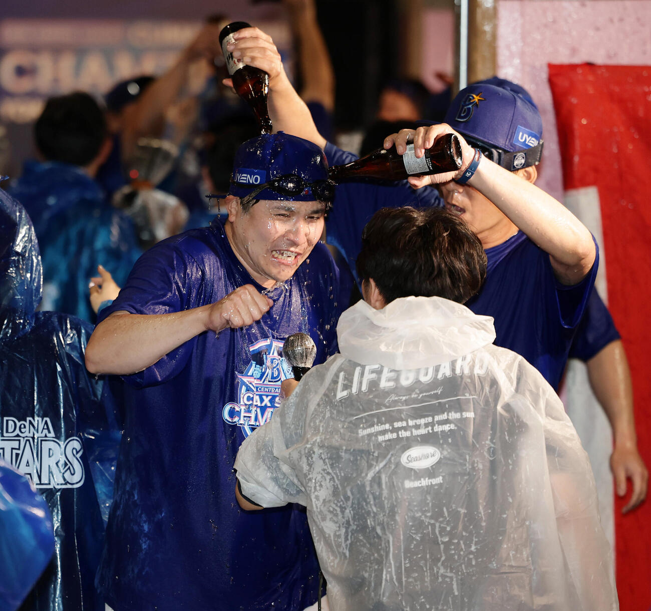 CS祝勝会でナインからビールをかけられるDeNA佐野恵太（撮影・前田充）