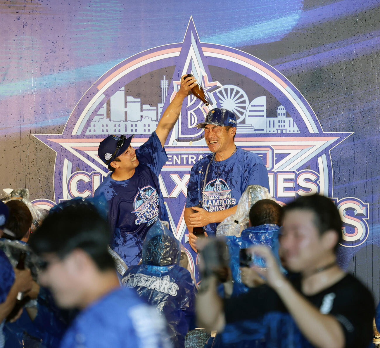 CS祝勝会で東克樹（左）からビールをかけられるDeNA相川亮二監督（撮影・前田充）