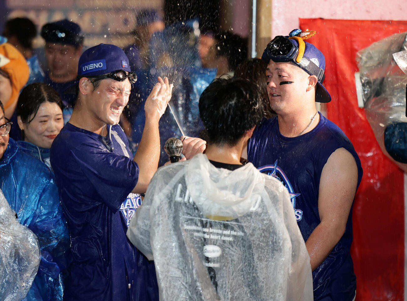 CS祝勝会で牧秀悟（右）からビールをかけられるDeNA松尾汐恩（撮影・前田充）
