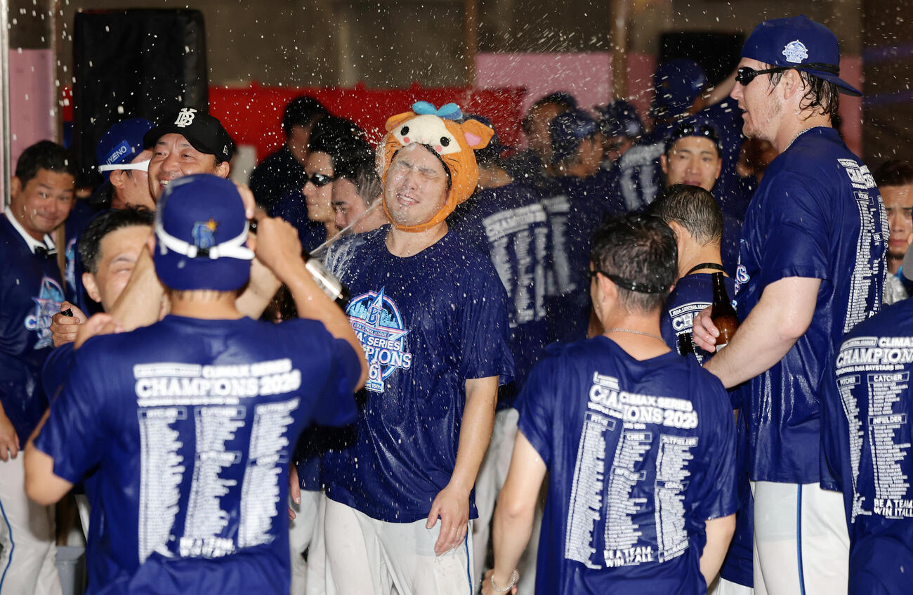 CS祝勝会でナインからビールをかけられるDeNA馬場皐輔（撮影・前田充）