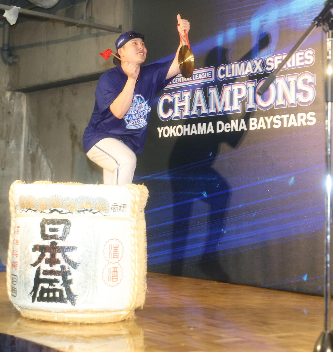 祝勝会で盛り上がる佐野恵太（撮影・増田悦実）