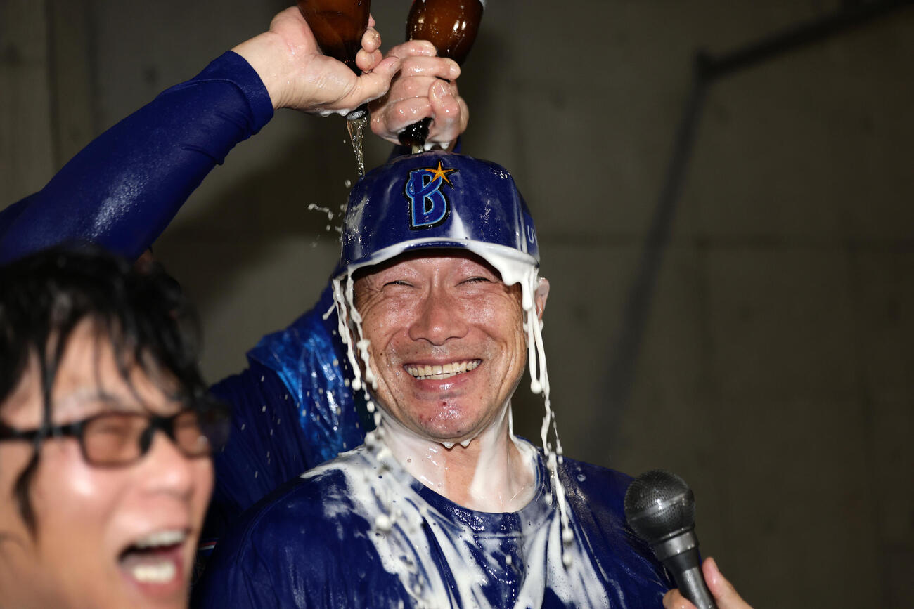 CS祝勝会でナインからビールをかけられ笑顔を見せるDeNA相川亮二監督（撮影・前田充）