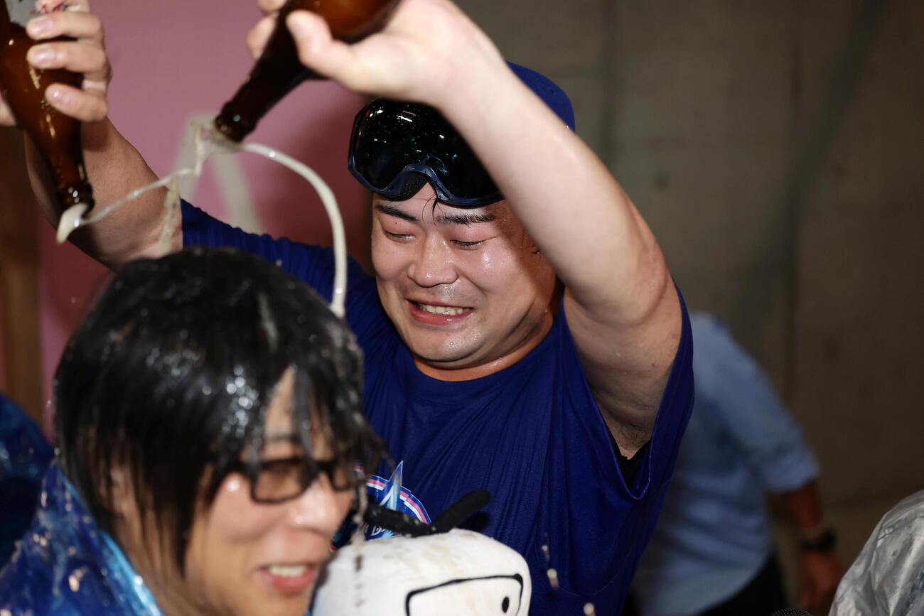 CS祝勝会でビールをかけるDeNA伊勢大夢（撮影・前田充）
